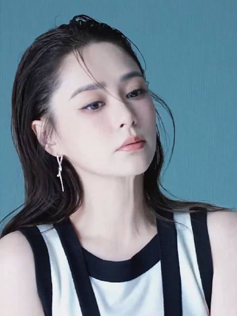 钟欣潼晒成长对比照，感慨长大瞬间