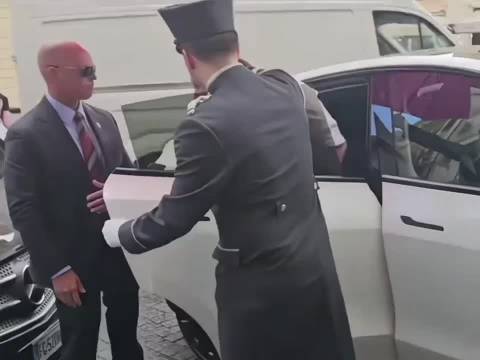 7岁中国女孩向马斯克提bug获秒回，特斯拉火速修复