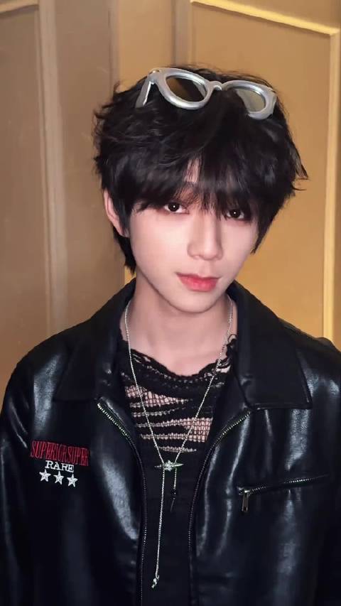 王橹杰穿机车皮衣跳Gameboy庆16岁生日