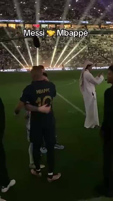 世界杯官推：姆巴佩在决赛后向梅西和斯卡洛尼送上祝贺