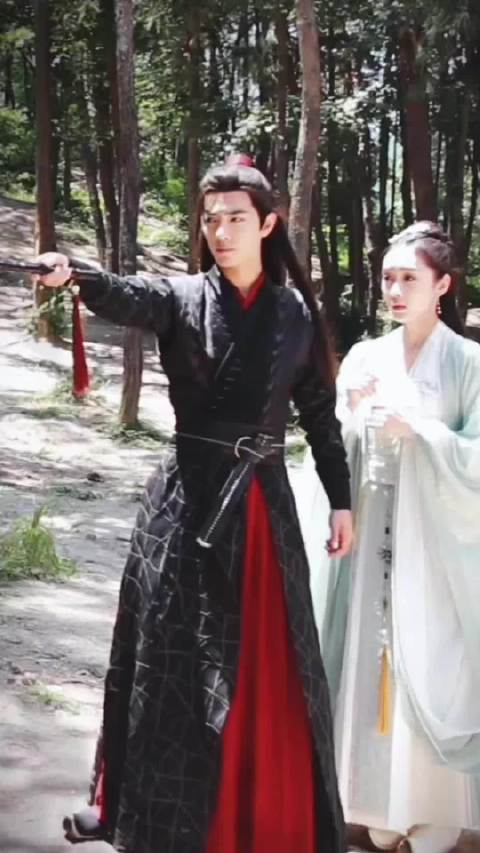 肖战携清风月光演绎魏无羡自在清欢