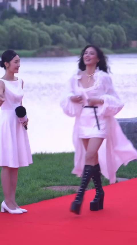 马思纯周冬雨西班牙失联急哭，七年友情成娱乐圈佳话