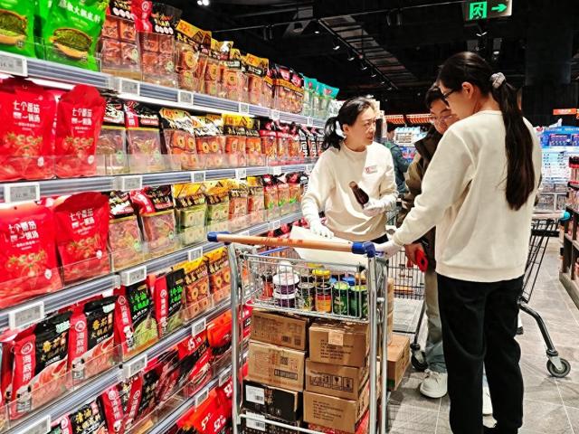 2025年12月26日中午，在胖东来天使城店，顾客正在向工作人员咨询产品信息。新华社记者刘振坤 摄