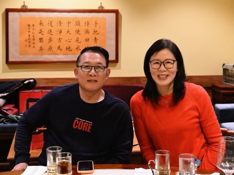 英姿飒爽！女排郎平带着老公与友人欢聚，穿大红色上衣喜庆又美丽
