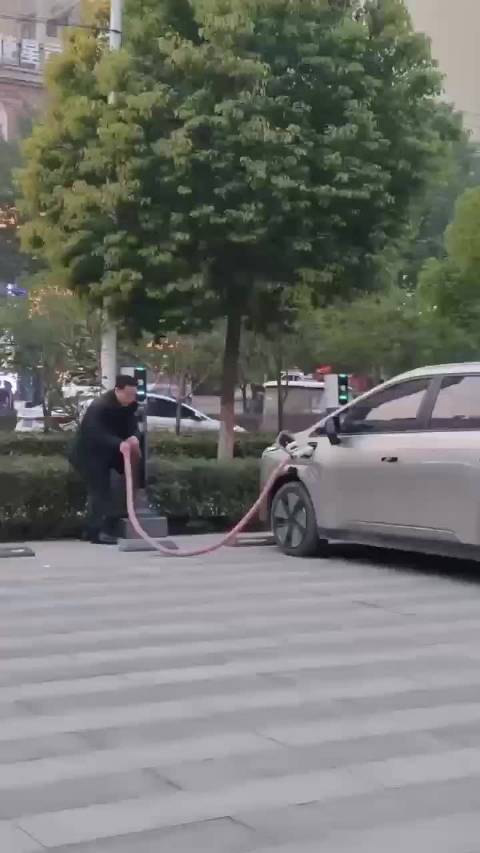 新能源车主吐槽充电桩收费乱象