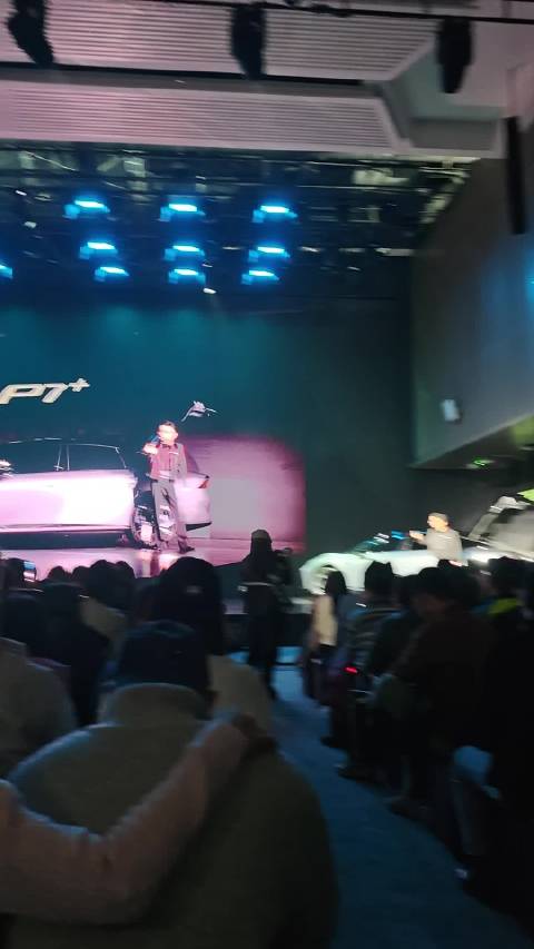 好家伙，用小鹏P7+后备箱变出个小马