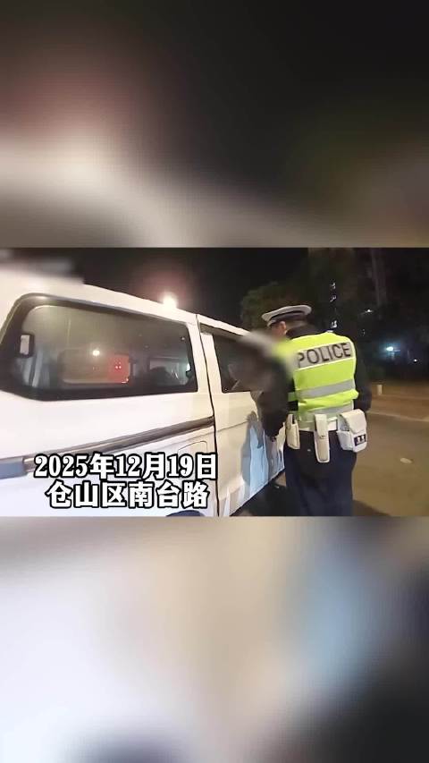 家长开改装车超员载孩子上路被福州交警查获
