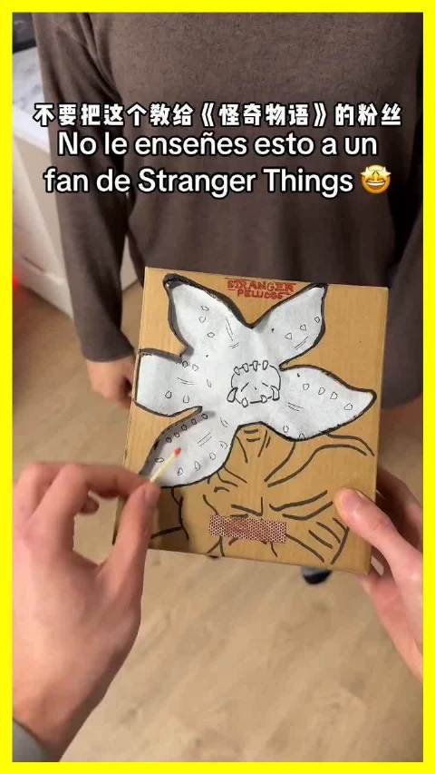 小狗戴Domogorgon头套变身逆世界显眼包