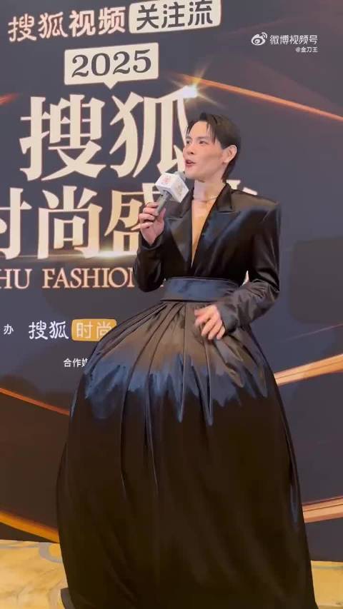 向佐展示裙内物品引猜测，向太评周星驰不搞笑