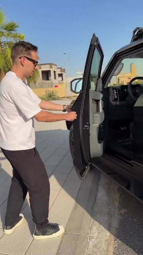 老外看猛士，感觉爱不释手