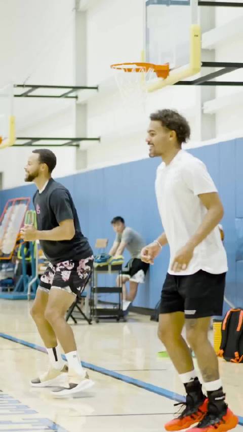 当年在参加选秀时，特雷-杨有着“小库里”之称