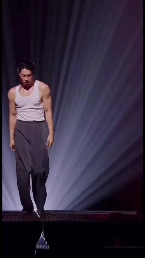 吴建豪披哥舞台演绎《空空》，精准卡点爆发力十足