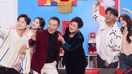 张慧雯工伤哈哈哈 陈瑶张慧雯演绎真假女友 新春喜剧之夜 小品《别骗妈妈》…