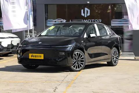 15 万级纯电轿车怎么选？零跑 B01 对比小鹏 MONA M03，年轻人这么买！