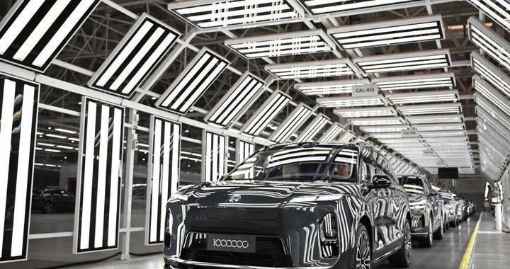 从“百万辆量产”到“百万元定价”，新能源汽车产业传递出这样的信号