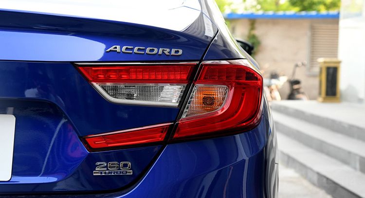 本田雅阁“失速门”愈演愈烈，车企厂商装糊涂？下半年销量是否还会坚挺？