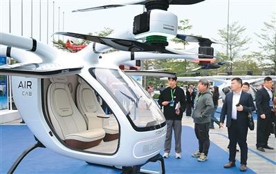 2025粤港澳大湾区低空经济高质量发展大会近日在广州举行。图为与会人士在大会展览区参观。新华社记者 卢汉欣摄