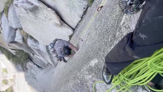 一博挑战优胜美地5.9级岩壁，三人夜宿平台分享攀岩故事