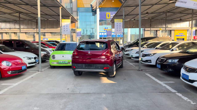 客户开走最后一辆3008，店长完成交接