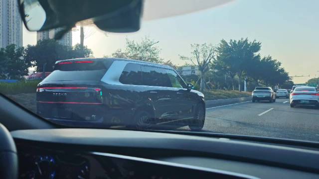 去吃饭路上看到一台开着小蓝灯的一路还挺稳的！