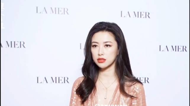 朱珠双重魅力诠释美人在骨不在皮