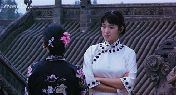 何赛飞饰演三姨太演技引热议，巩俐表现受关注