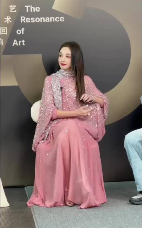 彭小苒真的蛮有内涵，言之有物，主持人的功底应该还在