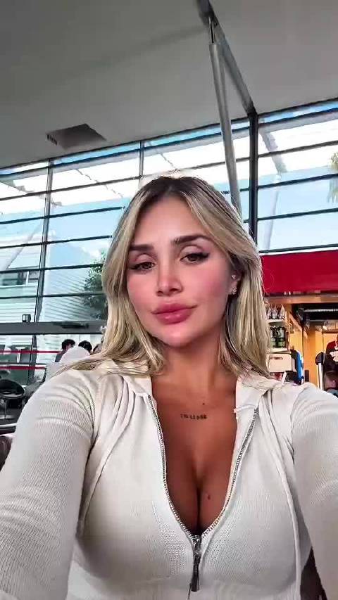 罗德里戈前女友这睫毛可以当扫把了