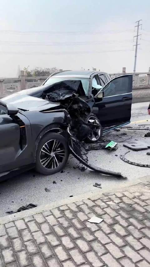 领克正面碰上宝马……公路坦克让德系豪华，也有点招架不住，前脸费的更严重！