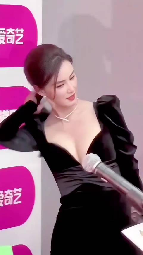 张歆艺真美，身穿五彩斑斓的黑色深v礼服