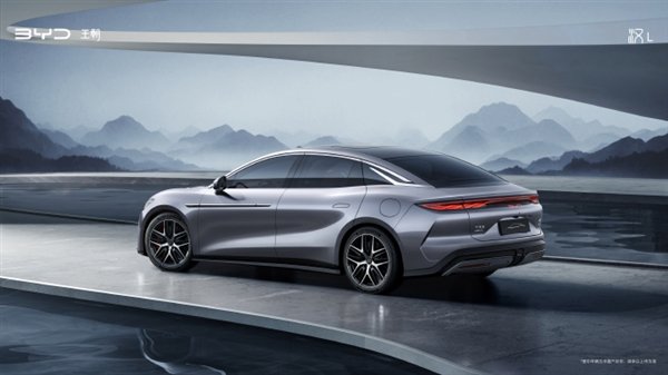 比亚迪汉L性能实测：零百加速2.7秒极速超300km/h