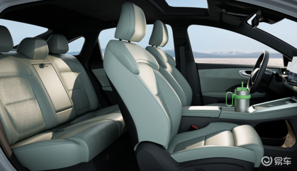 荣威D6前后排的腿部、头部空间表现都还不错_易车