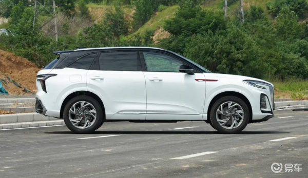 红旗HS3的后排有着966mm腿部空间在保证前排空间的同时_易车