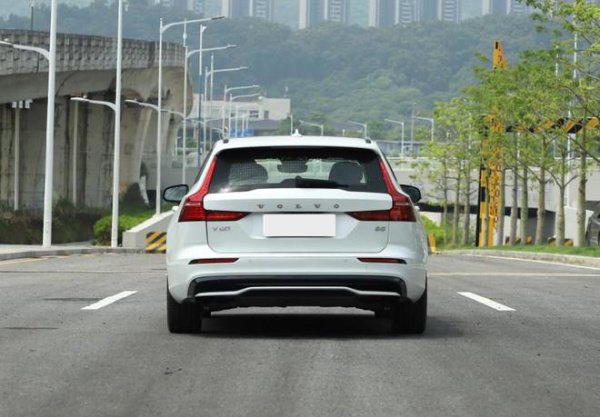 沃尔沃V60V60将继续搭载2.0T发动机与48V电机组成的轻混_易车