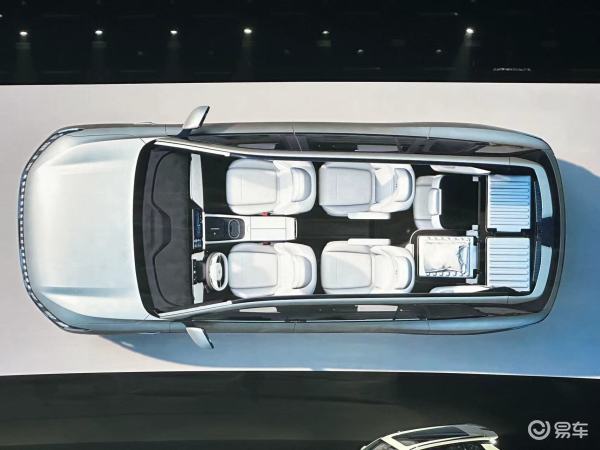 eπ008前排座椅标配电动调节和通风加热仿麂皮座椅_易车