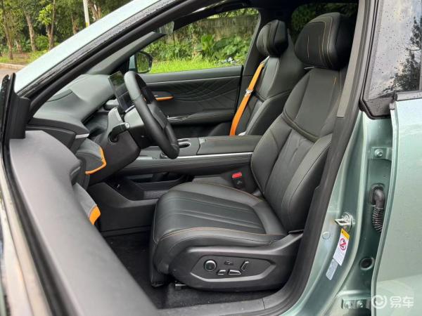 深蓝S07在座椅配置上前排提供了座椅加热、通风、按摩功能_易车