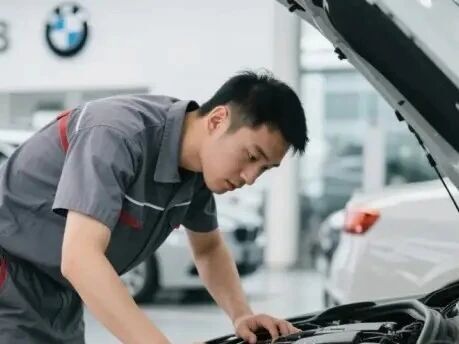 车过质保期别乱选!4S店和修理厂差价50%,这样选省几千不踩坑