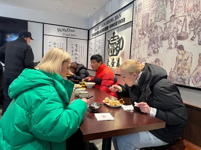 中外游客在大壶春品尝生煎包。澎湃新闻记者 李菁 摄