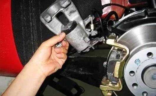 刹车油=“生命油”？刹车油多久换一次？？？