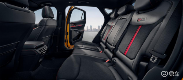坐在蒙迪欧的后排可以轻松翘起二郎腿头部空间也十分充裕_易车