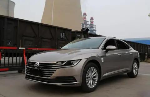 刹车踏板的脚感线性，轻踩时就有明显的制动效果