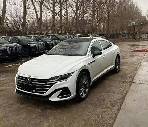 在操控体验方面，2025 款大众 CC 的底盘调校偏向运动