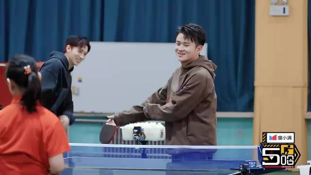 王勉跟小学生比乒乓球，一顿操作猛如虎，一看战绩太拉跨丨五哈