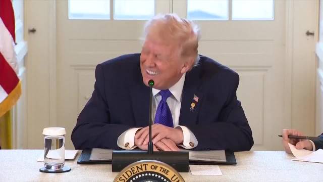 特朗普当众读出卢比奥提醒纸条引尴尬