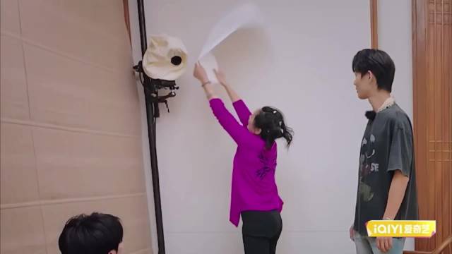 邵子恒反思男性思维获何赛飞拥抱，一路繁花2展现真诚互动