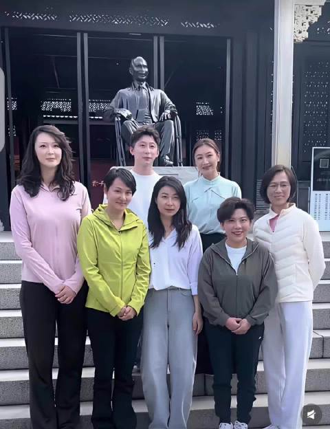 惠若琪高敏等七位奥运冠军亮相，雕像引发猜测