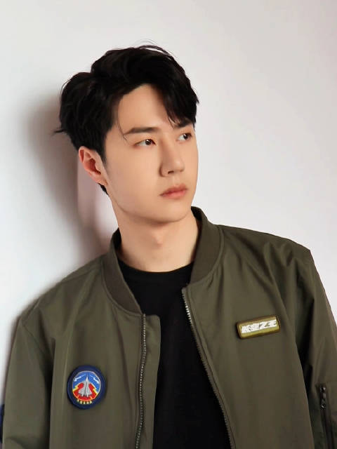 wyb王一博 王一博 万物灰暗之际，你站在有光进来的地方