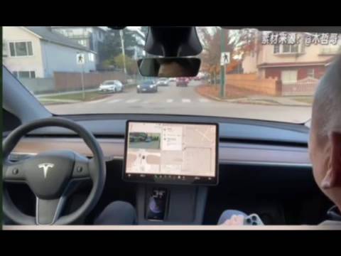 双闪也能理解？特斯拉FSD丝滑通过左转路口，这就是不用激光雷达的理由吗？