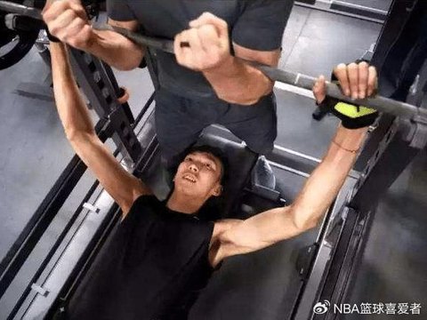 姚明卧推，易建联卧推，周琦卧推，没有对比就没有伤害