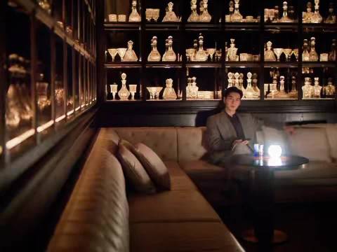 陈星旭深色西装演绎肖稚宇，复古造型尽显教父气质